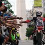 A francia Herve Theuriot KTM-jén a nézőktől búcsúzkodik az ünnepélyes rajt előtt.