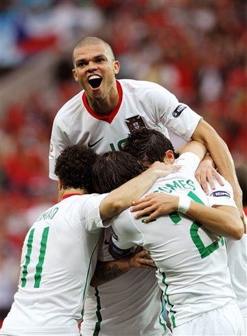 C. Ronaldot köszönti Pepe