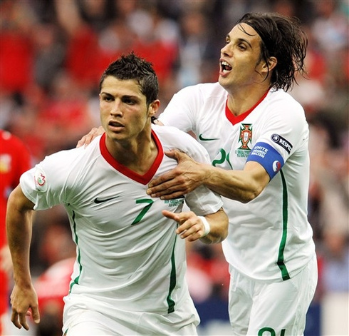 C. Ronaldot köszönti Pepe