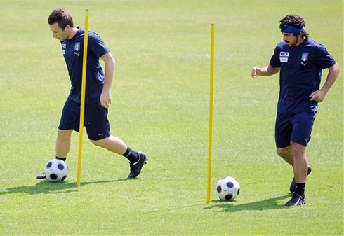 Del Piero a lyukat szemléli Camoranesi mellett