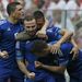 A csereként beálló Szalpingidisz egyenlítő gólját ünneplik a görögök
