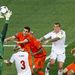 Andersen húz le egy labdát a holland támadók elől