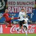 Raul Meireles és Lukas Podolski küzd a labdáért