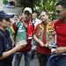 Portugál rendőr portugál szurkolókkal beszélget a lembergi belvárosban.