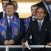 Viktor Janukovics ukrán elnök és Michel Platini, az UEFA elnöke állva figyeli a mérkőzést