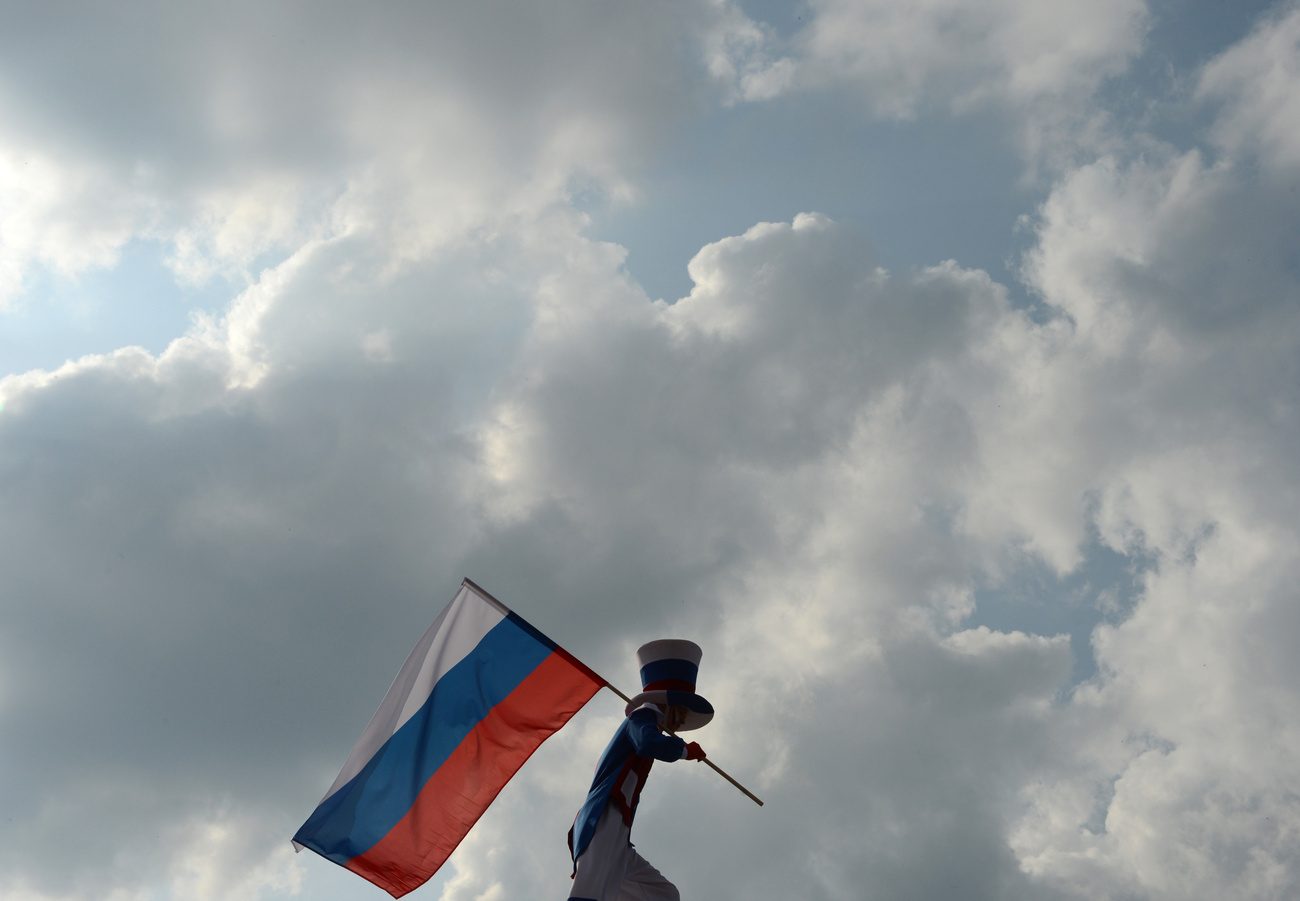 Egy orosz drukker már percekkel a lefújás urán kifelé sétál a varsói stadionból