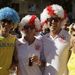 Angol és ukrán szurkolók pózolnak a mérkőzés előtt