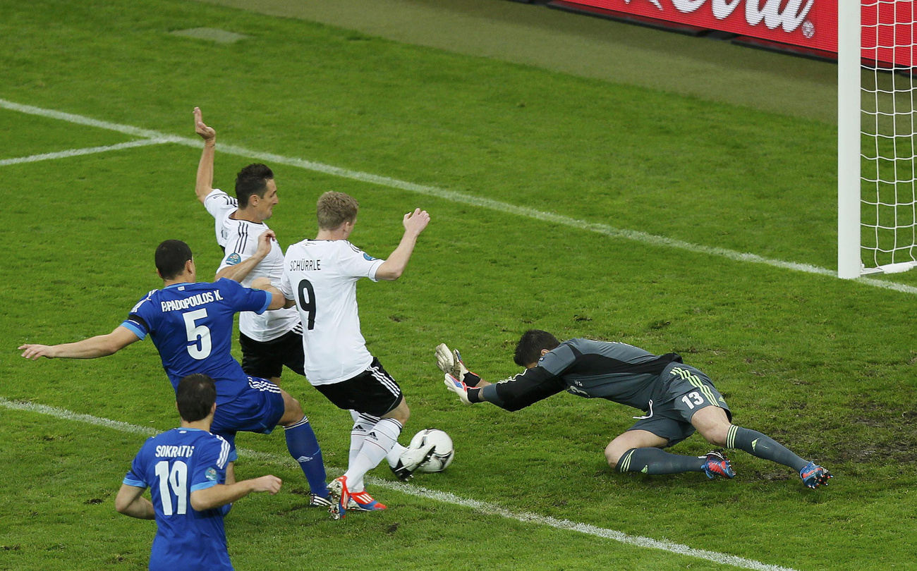 Neuer nem tudta kivédeni a görög tizenegyest (4.2)