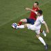 Laurent Koscielny és Andrés Iniesta rúgnak össze a labdáért