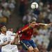 Torres emelkedik a labdáért
