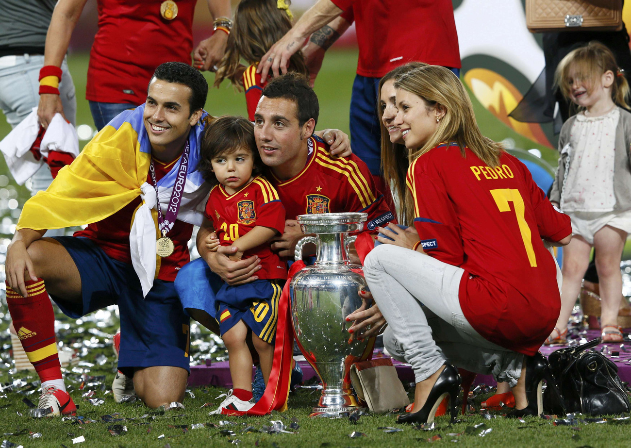 Pedro és Cazorla családtagjaikkal pózolnak az Eb-győzelem után.