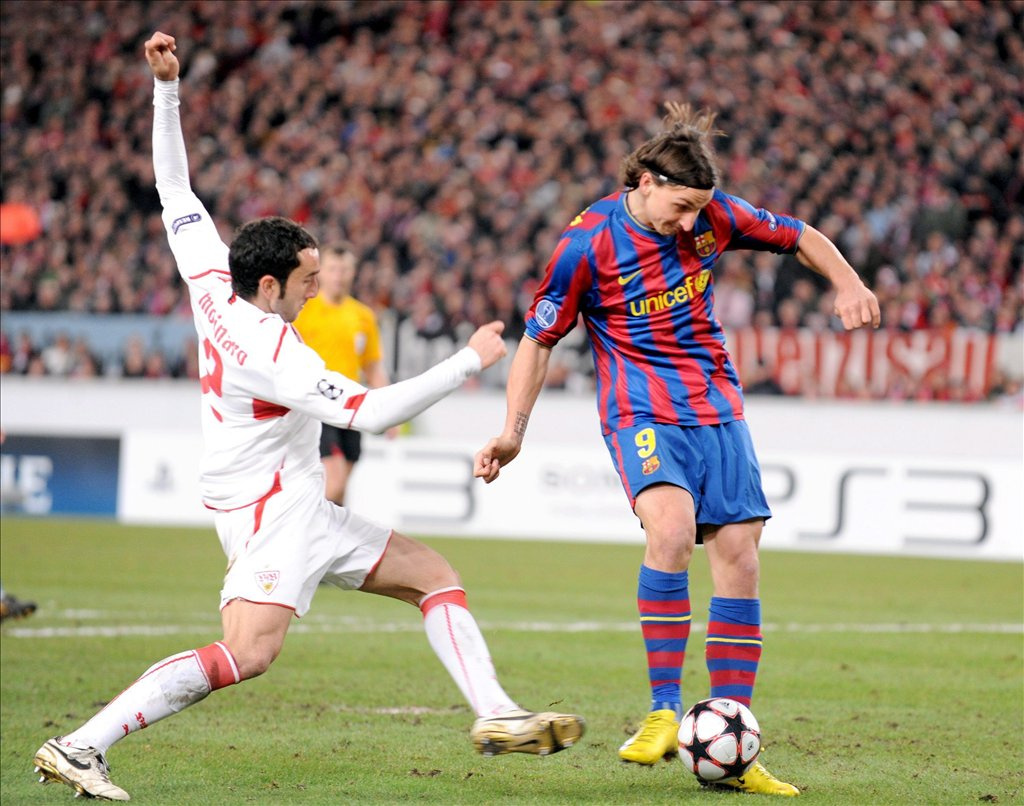 A barcelonai Zlatan IBRAHIMOVIC (k) ünnepli gólját csapattársaival Stuttgartban 2010. február 23-án, a Bajnokok Ligája nyolcaddöntőjében játszott VfB Stuttgart-FC Barcelona mérkőzésen.