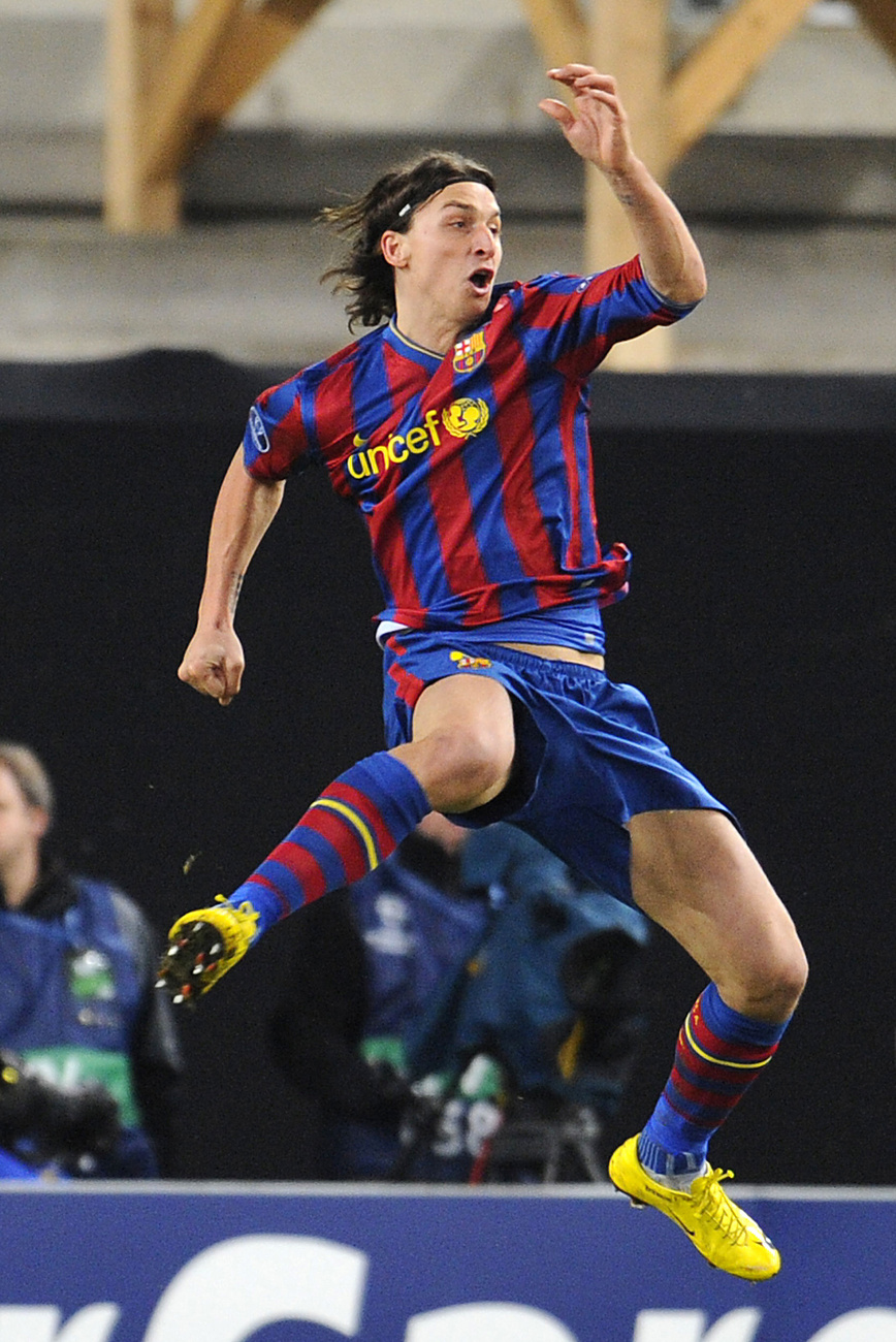 A barcelonai Zlatan IBRAHIMOVIC (k) ünnepli gólját csapattársaival Stuttgartban 2010. február 23-án, a Bajnokok Ligája nyolcaddöntőjében játszott VfB Stuttgart-FC Barcelona mérkőzésen.