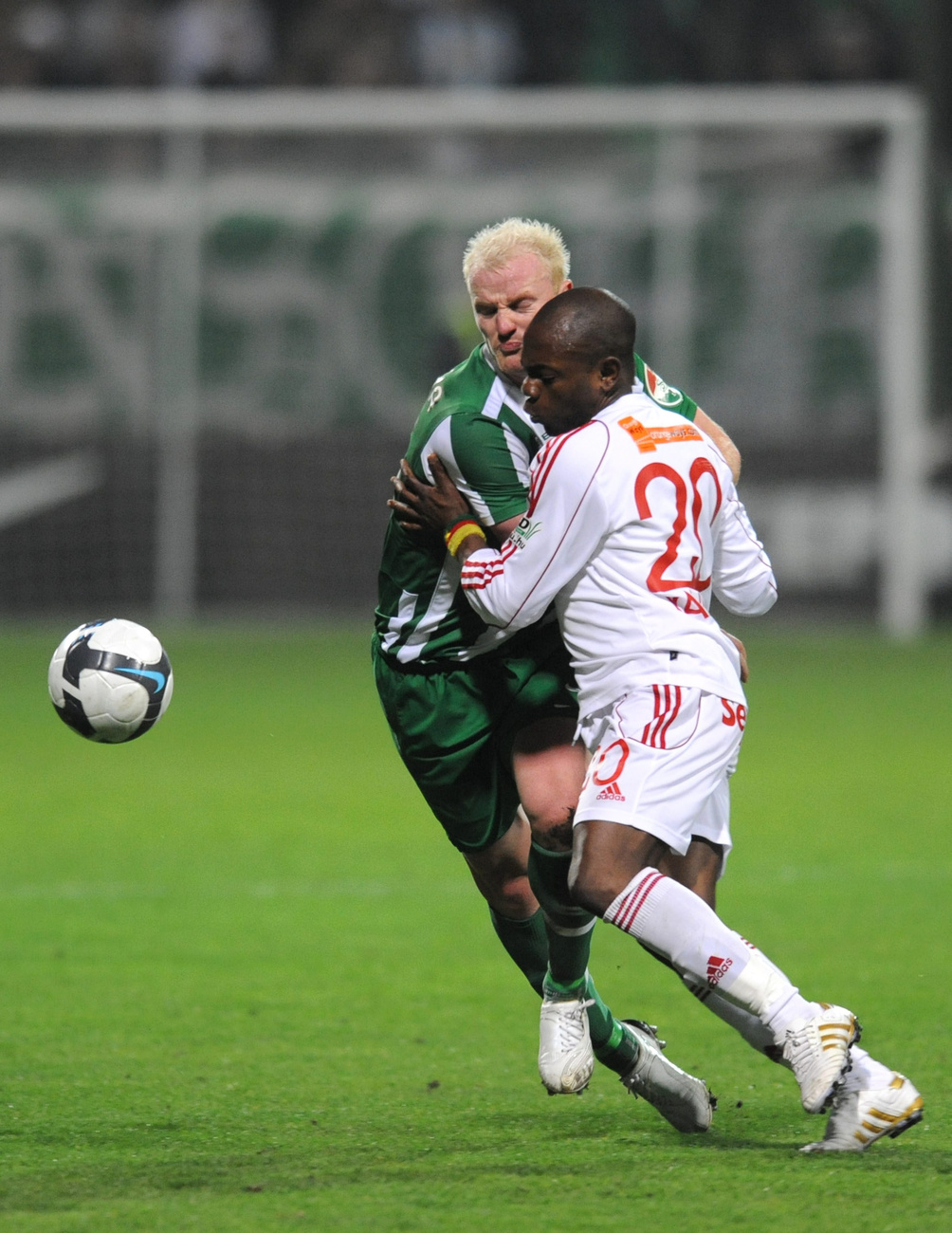 Csizmadia Csaba és Mbengono Ondoa Yannick küzd a labdáért