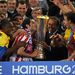 Platini átadja a kupát az Atlético játékosainak