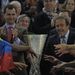 Platini átadja kupát az Atléticónak.