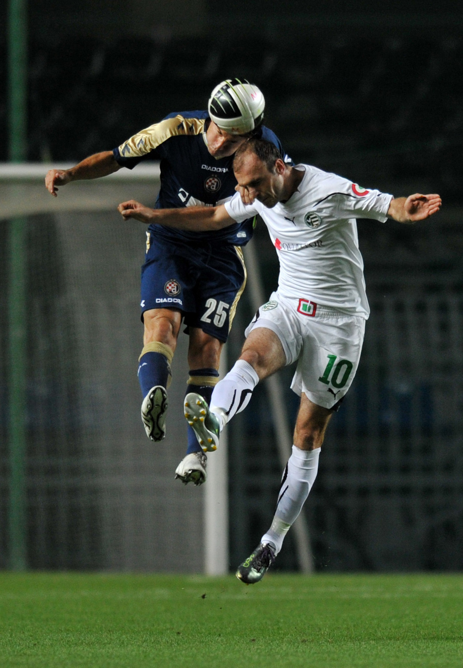 Leandro Damián Cufré és Rati Aleksidze (Győr, j) ugrik a labdáért