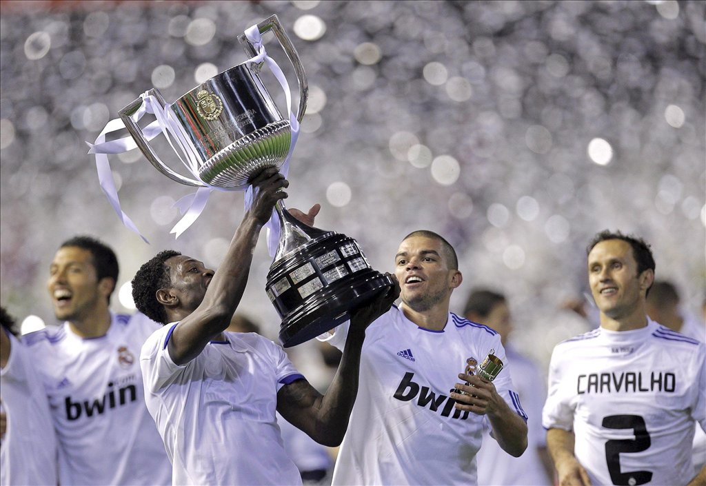 A Real Madrid játékosai ünnepelnek a trófeával, miután hosszabbítás után 1-0-ra győztek a Barcelona ellen a spanyol labdarúgó Király Kupa döntőjében a valenciai Mestalla Stadionban április 20-án