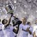 Emmanuel ADEBAYOR, PEPE és Ricardo CARVALHO, a Real Madrid játékosai ünnepelnek a trófeával, miután hosszabbítás után 1-0-ra győztek a Barcelona ellen a spanyol labdarúgó Király Kupa döntőjében