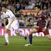 Sergio BUSQUETS, az FC Barcelona játékosa és Mesut ÖZIL, a Real Madrid német középpályása küzdenek a labdáért 
