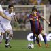 Lionel MESSI, az FC Barcelona argentin csatára (j) és Xabi ALONSO, a Real Madrid játékosa küzd a labdáért