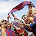 Az FC Barcelona szurkolói buzdítják csapatukat a spanyol labdarúgó Király Kupa Barcelona-Real Madrid döntője előtt