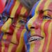 Klubszínekre festett arcú FC Barcelona szurkolók várják a spanyol labdarúgó Király Kupa Barcelona-Real Madrid döntőjének kezdetét a valenciai Mestalla Stadionban.