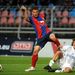Andre Alves, a Videoton (b) és Joachim Standfest, az osztrák Sturm Graz játékosa küzd a labdáért