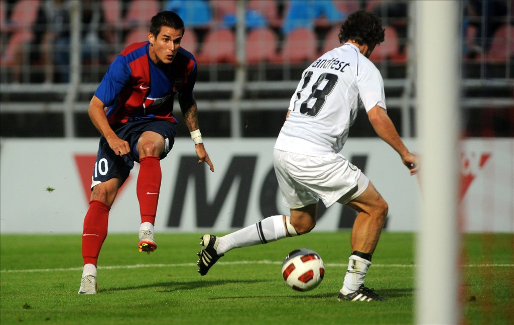 Andre Alves, a Videoton (b) és Joachim Standfest, az osztrák Sturm Graz játékosa küzd a labdáért