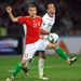 Koman Vladimir (b)és Rafael van der Vaart küzd a labdáért a Magyarország-Hollandia Európa-bajnoki selejtező mérkőzésen