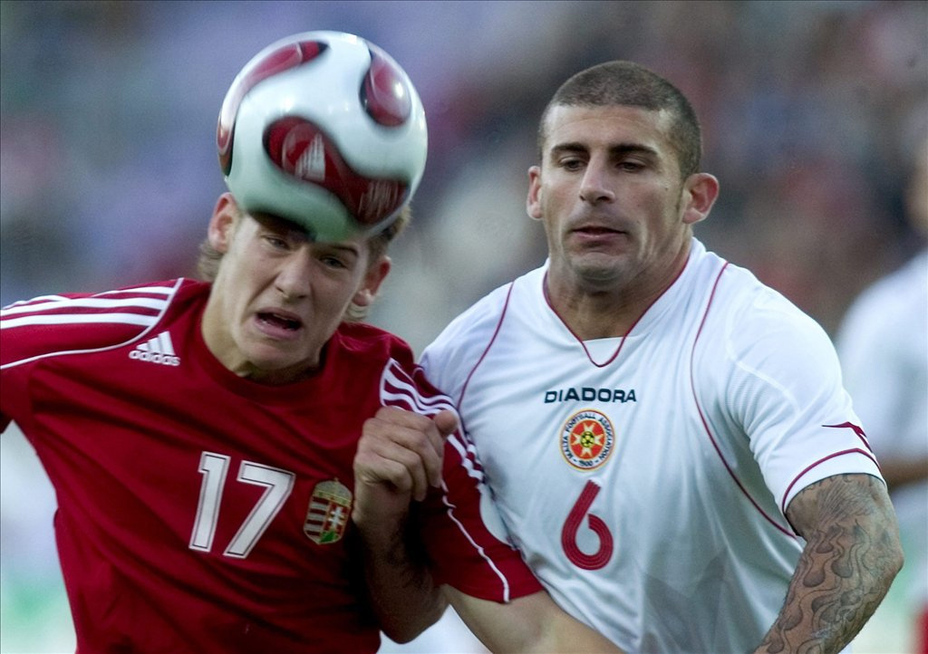 Németh Krisztián (j) elviszi a labdát a San Marinói Fabio Bollini (b) mellett a 2012-es lengyel-ukrán közös rendezésű labdarúgó Európa-bajnokság selejtezőinek E csoportjában játszott San Marino-Magyarország mérkőzésen 