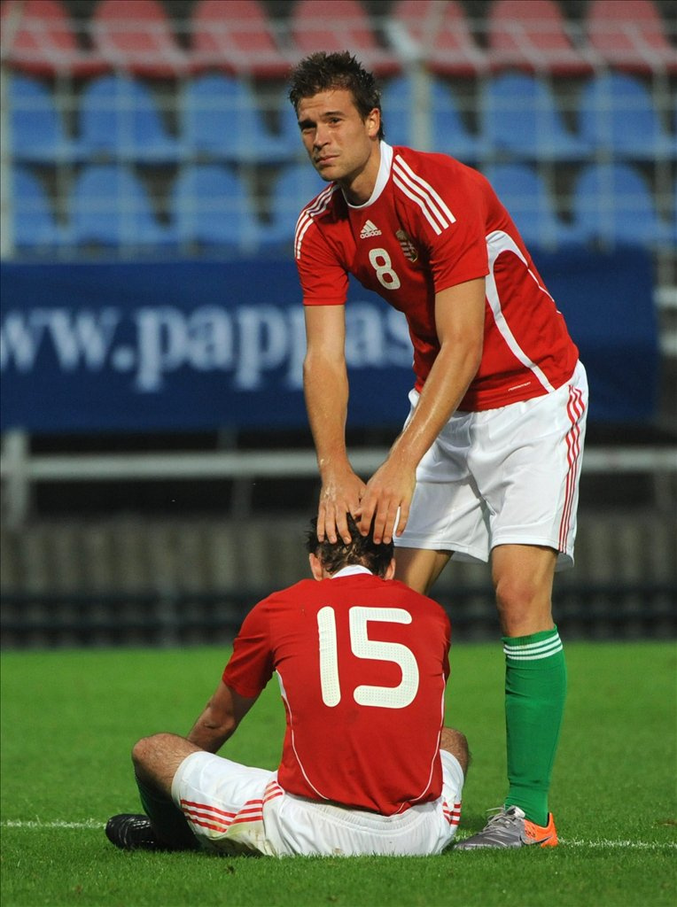 Németh Krisztián (j) elviszi a labdát a San Marinói Fabio Bollini (b) mellett a 2012-es lengyel-ukrán közös rendezésű labdarúgó Európa-bajnokság selejtezőinek E csoportjában játszott San Marino-Magyarország mérkőzésen 