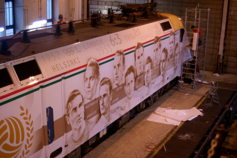 Az egyik oldalon már alakul a kép 