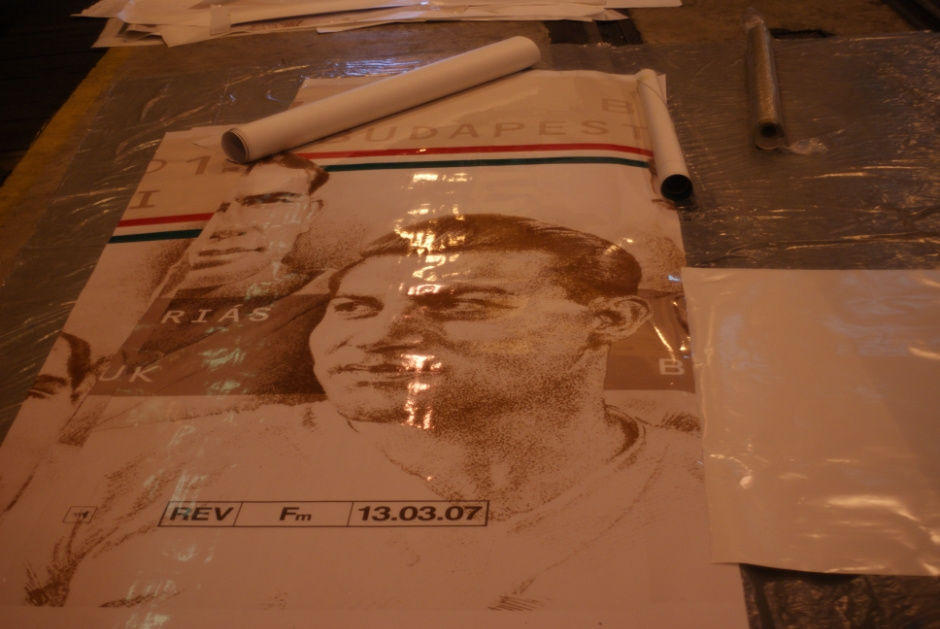 Az egyik oldalon már alakul a kép 