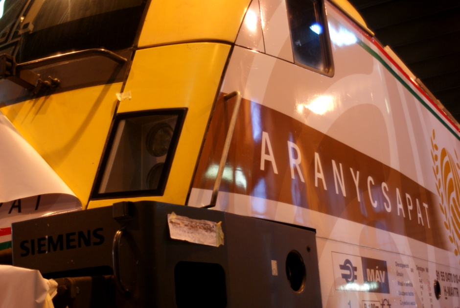 Az egyik oldalon már alakul a kép 