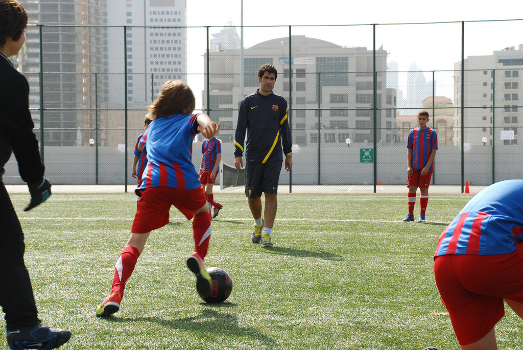 A dubaji FCB Escola fiatal futballistái, a szélen ifj. Bodó Tamással. 