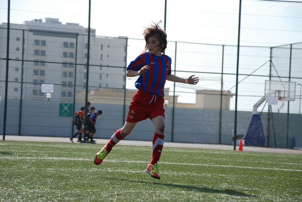 A dubaji FCB Escola fiatal futballistái, a szélen ifj. Bodó Tamással. 