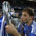 Frank Lampard a hőn áhított trófeával- A Chelsea 6. helyen zárta az idényt a Premier Leagueben, így csak a BL győzelem garantálhatta a részvételt a jövő évi kiírásban