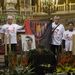 A Kispesti Labdarúgásért Támogató Egyesület tagjai állnak Kocsis Sándor urnája mögött az újratemetési szertartás előtt a fővárosi Szent István-bazilikában