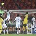 Fatau Dauda, a ghánai válogatott kapusa húzza le a labdát a Mali elleni bronmérkőzésen