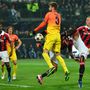 Piqué még a meccs elején került helyzetbe, de a Milan-játékosok az utolsó pillanatban menteni tudtak előle. 