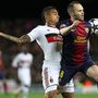 Boateng és Iniesta harcol