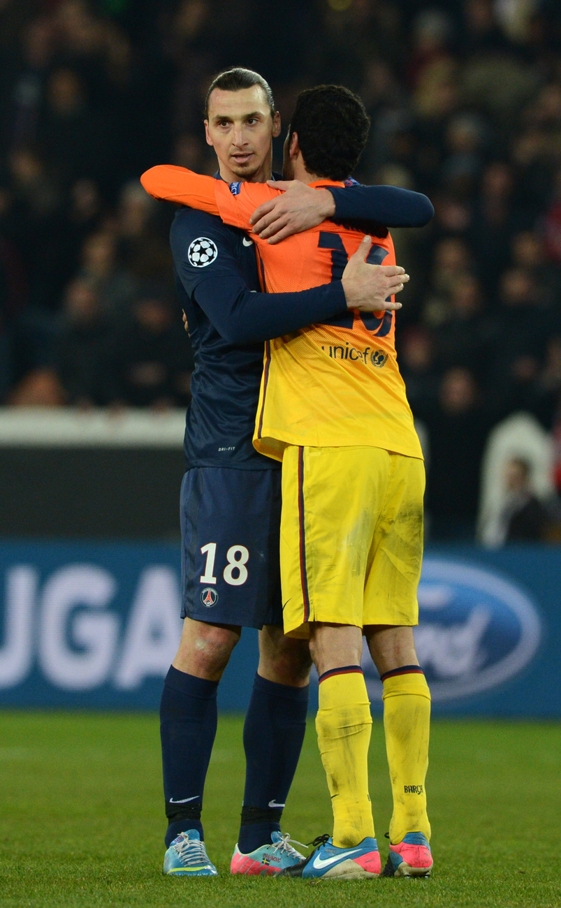 Zlatan Ibrahimovic és Sergio Busquets gratulálnak egymásnak a meccs végén.