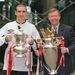 A Manchester United történetének legfontosabb játékosával, Eric Cantonával - és ezt maga Ferguson mondta a franciáról. 1996. május, duplázás után az FA-kupát Cantona, a Premier League-serleget Ferguson tartja