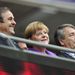 Michel Platini, Angela Merkel és David Bernstein az FA igazgatója nézik a meccset
