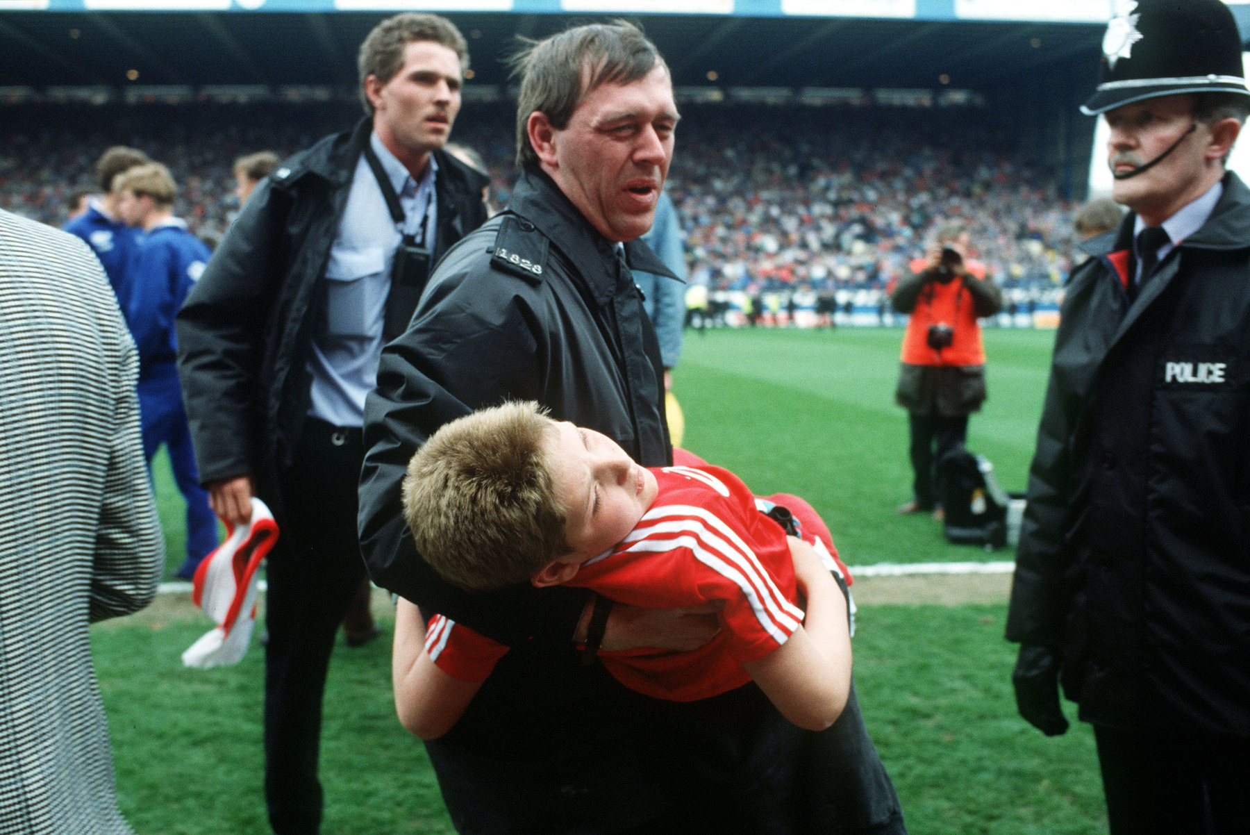 A Liverpool-szurkolók látványos élőképpel emlékeztek vasárnap az áldozatokra, a Manchester City elleni bajnoki mérkőzés előtt, majd elénekelték a You Will Never Walk Alone-t, a Liverpool 1963 óta hivatalos himnuszát. A bajnokságot vezető liverpooliak 3-2-re nyertek, a győzelem után Steven Gerrard csapatkapitány, akinek unokatestvére elhunyt a tragédiában, a pályán sírta el magát. 