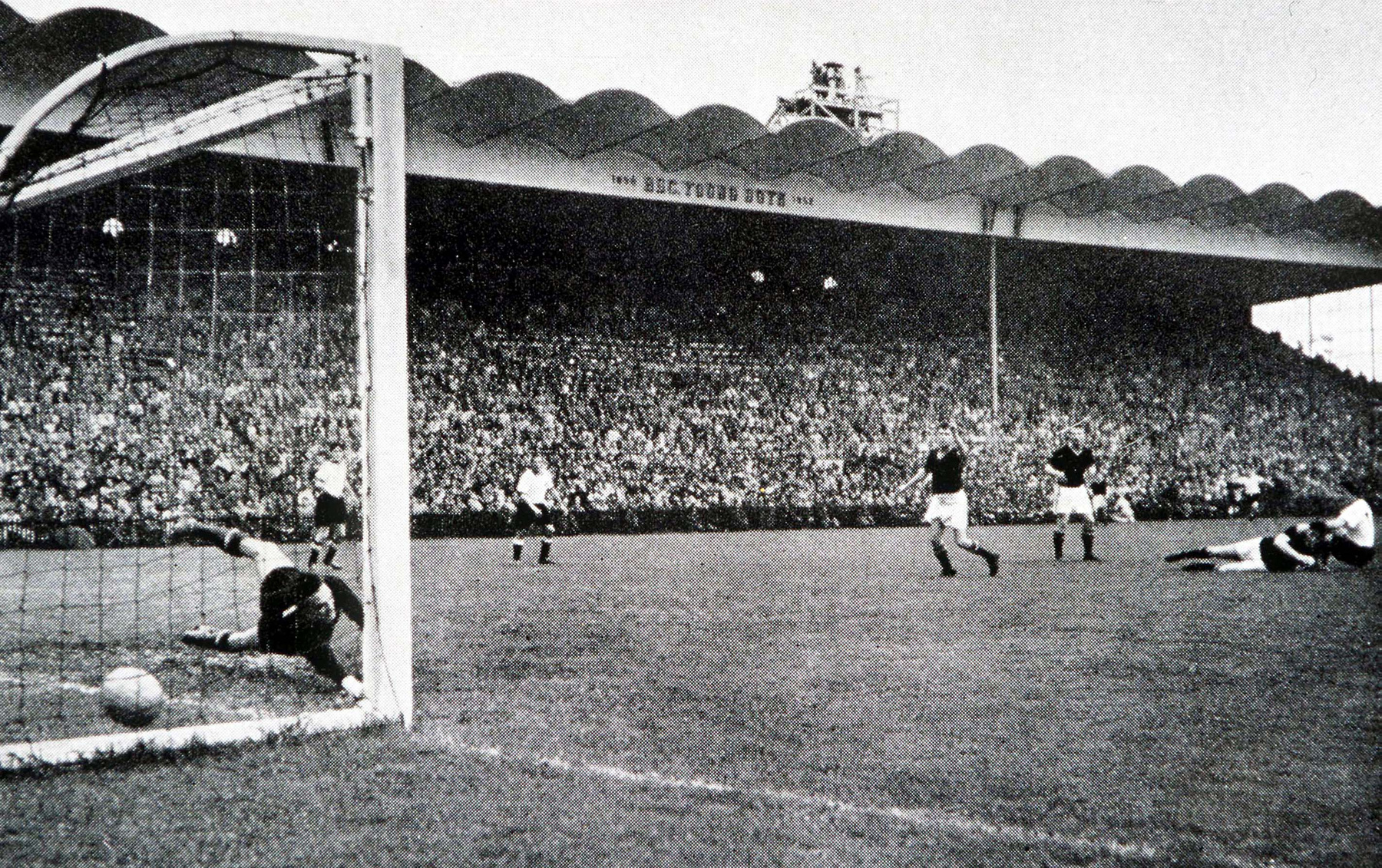 Fritz Walter a szurkolók vállán a 3-2-re megnyert világbajnoki döntőben, Bernben, a Wankdorf Stadionban.