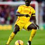 A Liverpoolban futballozó francia válogatott védő, Mamadou Sakho fekete karszalagot viselt klubja, a Liverpool mérkőzésén. 