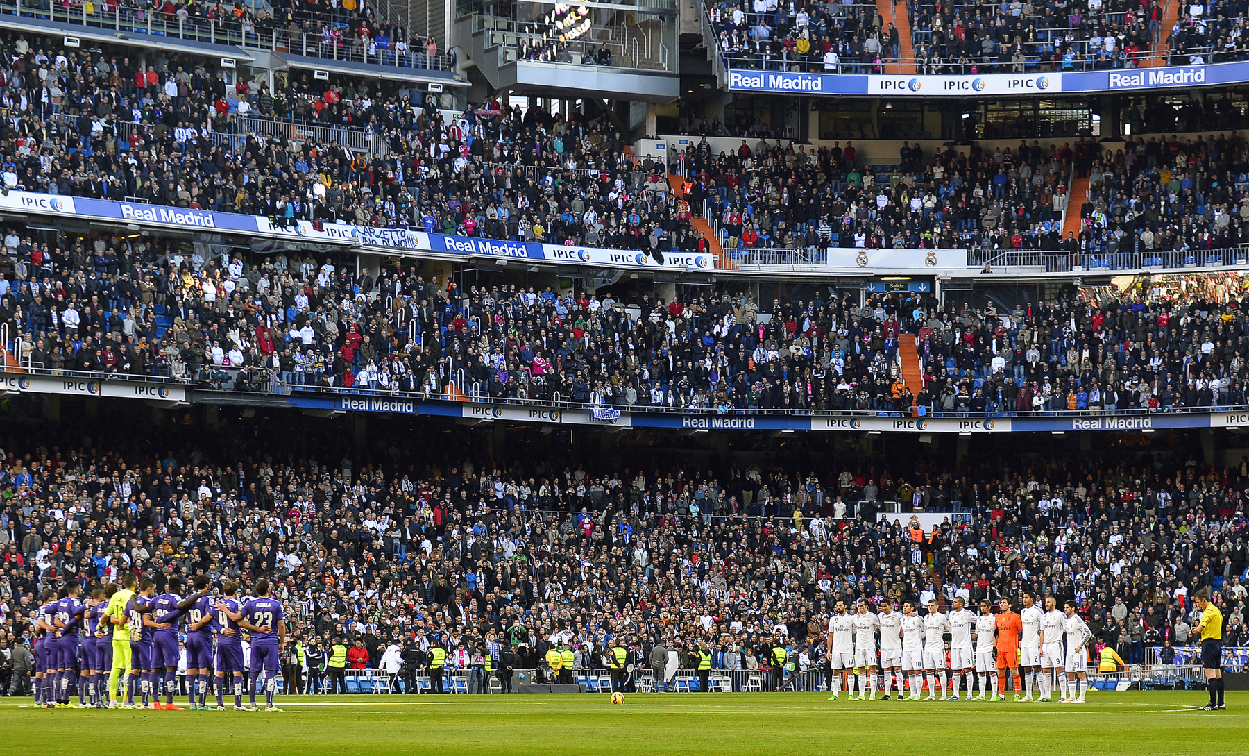 Nemcsak Franciaországban, hanem a spanyoloknál is volt gyászszünet, a Real Madrid és az Espanyol futballistái a kezdőkörnél álltak össze a kezdés előtt. 