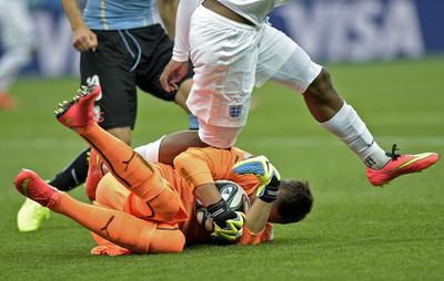 Suárez vigasztalja liverpooli csapattársát. Gerrard gólpasszt is adott neki.